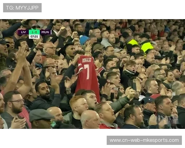 球员赛后感谢家人支持的温暖瞬间成为社媒焦点,感谢球员的付出 球员赛后感谢家人支持的温暖瞬间成为社媒焦点,感谢球员的付出