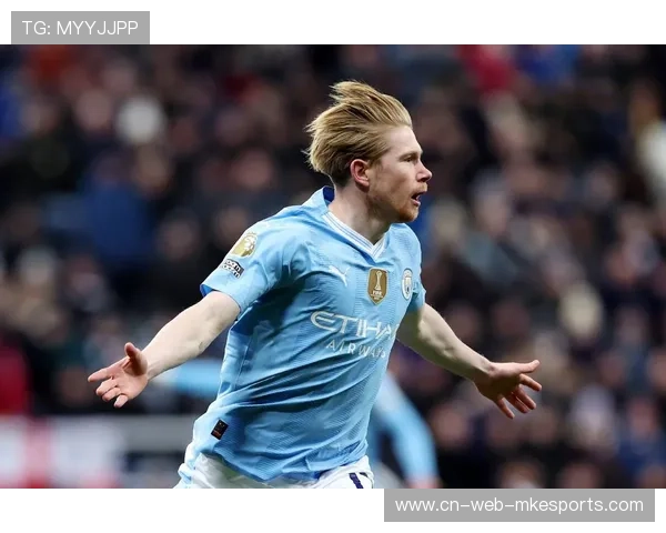 德布劳内长传切开两条防线，曼城创造单刀良机