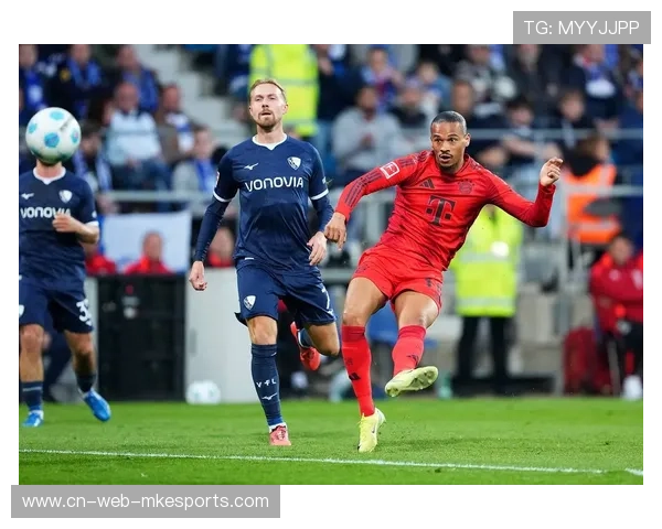 凯恩在德甲赛场接穆西亚拉传球，推射远角助拜仁4比0取胜