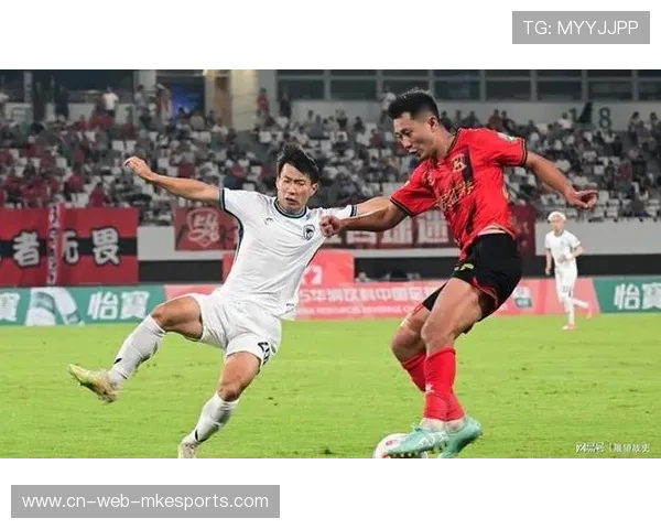 河南队古斯塔沃背身做墙，回做后跟进抽射破门