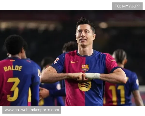 莱万禁区连续拿球背身制造混乱,巴萨前场节奏瞬间加快 莱万禁区连续拿球背身制造混乱,巴萨前场节奏瞬间加快